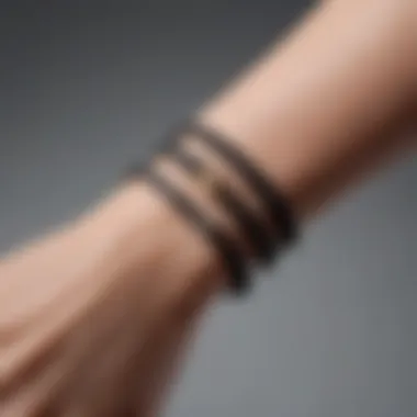 Minimalist long-distance bracelet with a twist